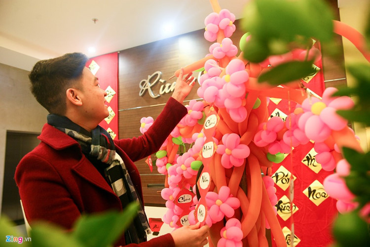 Shoppers purchase artistically moulded balloons to add that Tet New Year special touch to the festivities