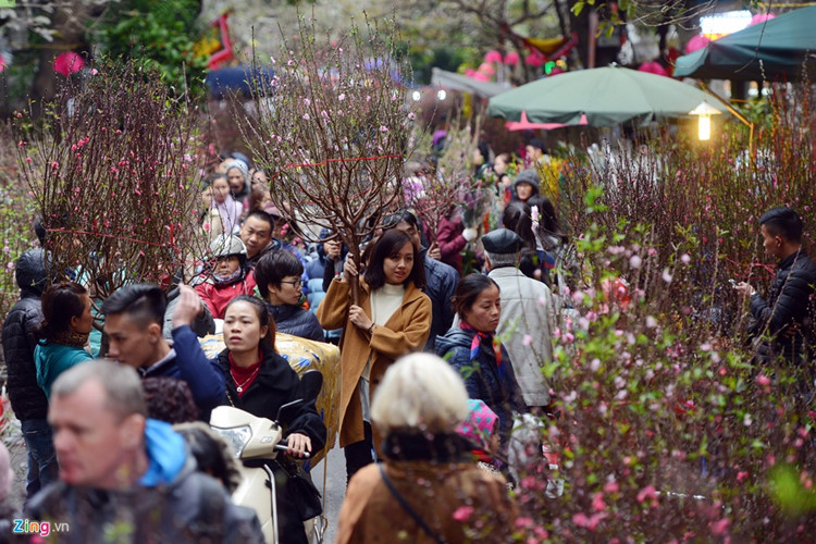 A flower market on Hang Luoc Street overflowing with shoppers