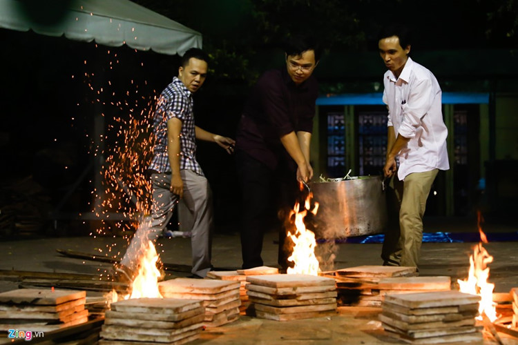 Men prepare traditional Chung cakes 