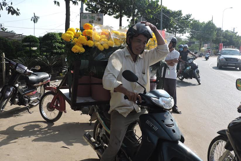 Anh Hải đang vội vã chở hoa cho khách