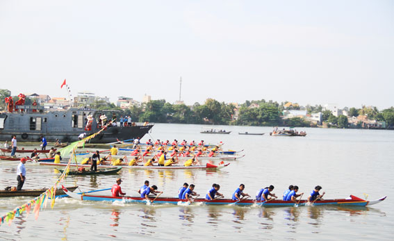 Traditional boat race held to celebrate Tet