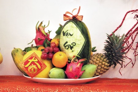 A typical five-fruit tray decorated for Lunar NewYear celebration. Although it is called a five-fruit tray, it does not necessarily contain exactly five kinds of fruit. — Photo doisongphapluat.com