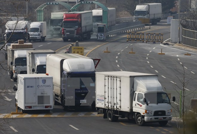 Xe chở công dân Hàn Quốc rời khỏi khu công nghiệp Kaesong ngày 11/2. (Nguồn: AFP/TTXVN)