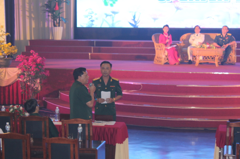 Giao lưu với Thiếu tướng Trần Hữu Tài, phó chủ nhiệm chính trị quân khu 7