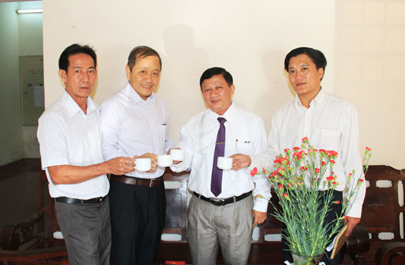 Đồng chí Đặng Mạnh Trung (thứ hai từ phải qua), Ủy viên Ban TVTU, Trưởng ban Tuyên giáo Tỉnh ủy đến chúc tết báo Đồng Nai ngày Mùng 1 Tết