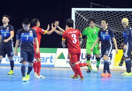 Vietnamese players celebrate a goal scored in a quarter-final match against Japan at the AFC Futsal Championship. (Source: the-afc.com)