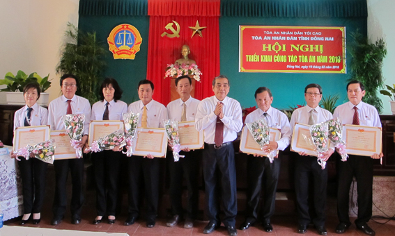  Ông Trần Văn Tư trao bằng khen cho các đơn vị, cá nhân có thành tích xuất sắc.