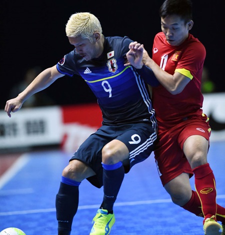 Battle: Vietnamese Tran Van Vu (right) vies for the ball during the AFC Futsal Championship quarter-final. — VNS Photo Quang Thang