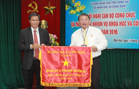 Ông Phạm Ngọc Minh, Phó cục trưởng Cục công tác phía Nam, Bộ Khoa học – công nghệ tặng cờ thi đua xuất sắc của Bộ Khoa học – công nghệ cho Sở Khoa học – công nghệ
