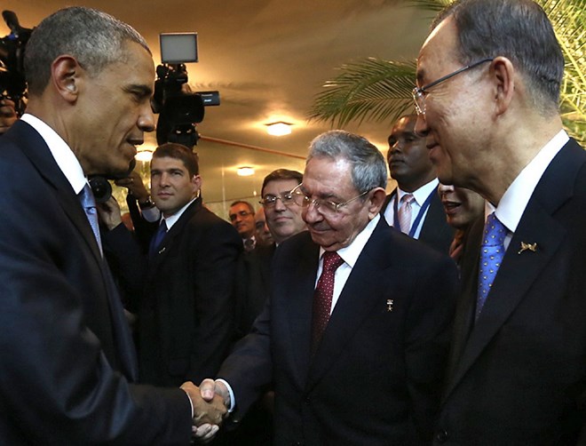 Tổng thống Mỹ Barack Obama bắt tay Chủ tịch Cuba Raul Castro tại Hội nghị thượng đỉnh các nước châu Mỹ. (Ảnh: AFP)