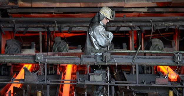 Một công nhân làm việc trong nhà máy thép của công ty Arcelor Mittal ở Hamburg, Đức. (Nguồn: Reuters).