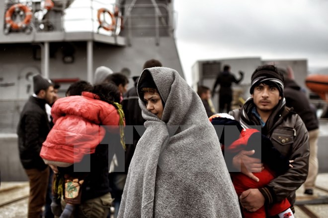 Người tị nạn và di cư được lực lượng bảo vệ bờ biển Hy Lạp cứu sau khi tàu chở họ tới Mytilene trên đảo Lesbos, Hy Lạp ngày 19/2. (Nguồn: AFP/TTXVN)