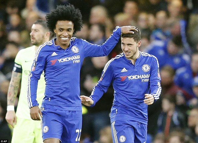 Willian và Hazard giúp Chelsea đánh bại Manchester City. (Nguồn: AP)