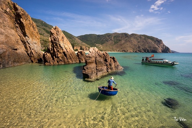   Ky Co, about 25km from Quy Nhon City has its two-coloured sea water- turquoise onshore and deep blue offshore.