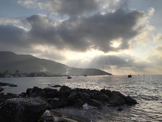   Hon Son, nearly 70km from Rach Gia city of Kien Giang province, still retains the peaceful lifestyle of local fishermen with Bang Beach and Ma Thien Lanh considered as interesting destinations.