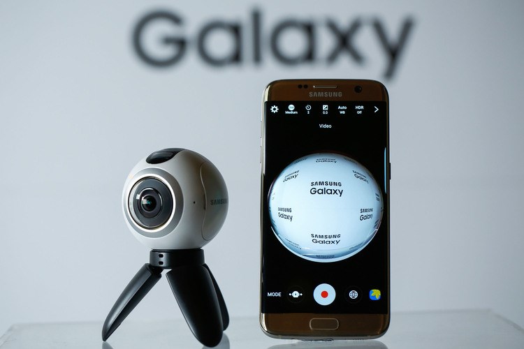 The Samsung Gear 360 and the S7 Edge mobile phone