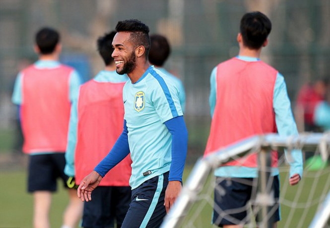 Alex Texeira trong buổi tập của CLB Jiangsu Suning.