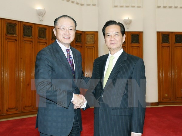 Prime Minister Nguyen Tan Dung (R) meets with WB Group President Jim Yong Kim 