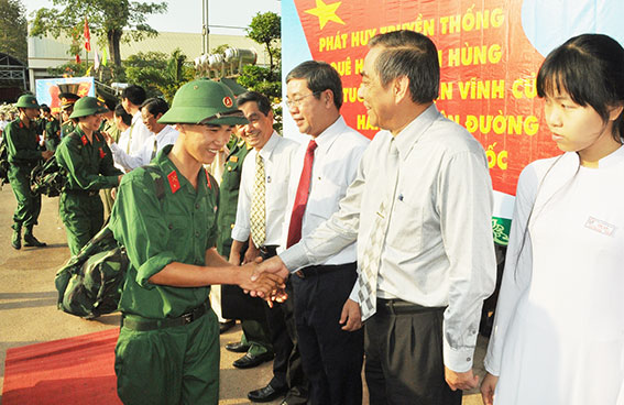 Đồng chí Trần Văn Tư - Phó bí thư thường trực Tỉnh ủy, Chủ tịch HĐND tỉnh bắt tay động viên các tân binh lên đường nhập ngũ.