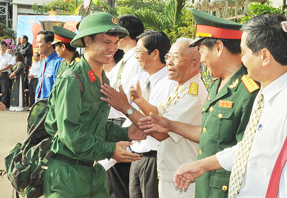 Lãnh đạo địa phương động viên tinh thần các thanh niên của huyện lên đường làm nhiệm vụ bảo vệ Tổ quốc.