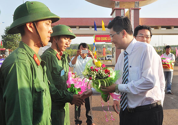 1)	Ông Viên Hồng Tiến, Giám đốc sở Tư pháp tặng hoa cho các Đảng viên nhập ngũ đợt này