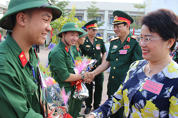 Các đồng chí Võ Văn Cổ, Phó Tham mưu trường Quân khu 7 và Phan Thị Mỹ Thanh tặng hoa và động viên các thanh niên trước giờ lên đường. 