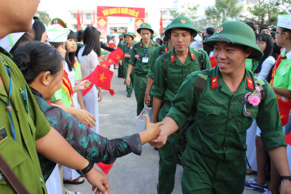 Các tân binh hồ hỡi lên đường nhập ngũ. 