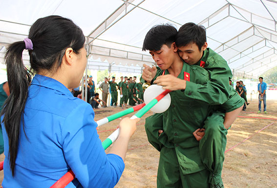 Thanh niên huyện Long Thành tham gia trò chơi vận động tại hội trại.