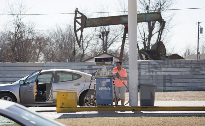 Người dân đổ xăng tại thành phố Oklahoma City, Oklahoma, Mỹ ngày 12/2. (Nguồn: AFP/TTXVN)