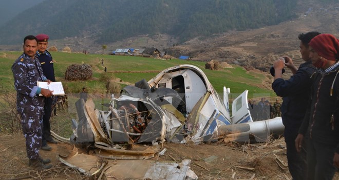 Cảnh sát Nepal điều tra tại hiện trường vụ tai nạn máy bay của hãng hàng không Air Kasthamandap ngày 26/2. (Nguồn: THX/TTXVN)