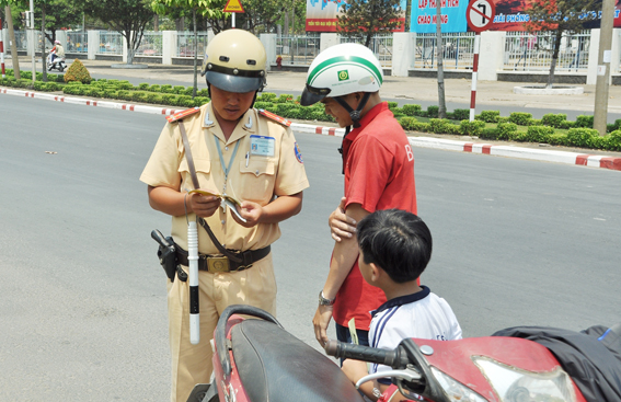 Xử phạt hơn 32 ngàn trường hợp vi phạm đội mũ bảo hiểm cho trẻ em