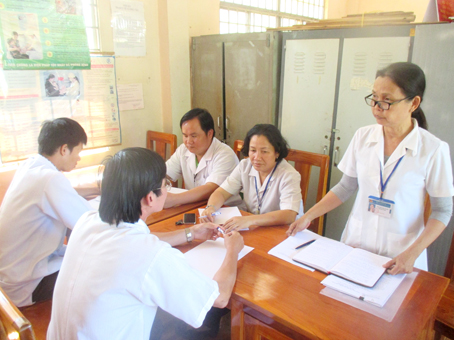  Y sĩ Nguyễn Thị Lệ Chi trao đổi công tác với các đồng nghiệp trong Trạm y tế xã Phú Tân.