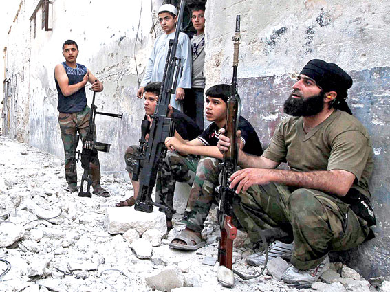 Các tay súng nổi dậy thuộc Lữ đoàn Hồi giáo Failaq al-Rahman ở Syria ngừng hoạt động giao tranh chống chính quyền ở thị trấn Arbin, phía đông Ghouta, ngoại ô Damascus. Nguồn: AFP