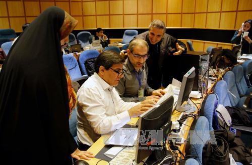 Các phóng viên Iran tại cuộc họp báo của Bộ Nội vụ Iran sau khi công bố kết quả sơ bộ bầu cử Quốc hội ngày 28/2. Ảnh: AFP/TTXVN