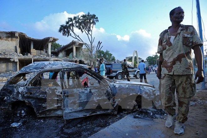 Hiện trường vụ đánh bom xe ở Mogadishu. (Ảnh: AFP/TTXVN)