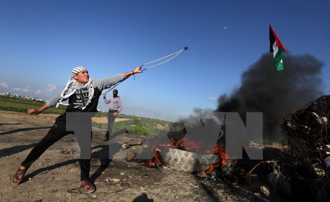 Người biểu tình bạo động Palestine gần Shejaiya, thành phố Gaza ngày 18/12/2015. (Nguồn: AFP/TTXVN)