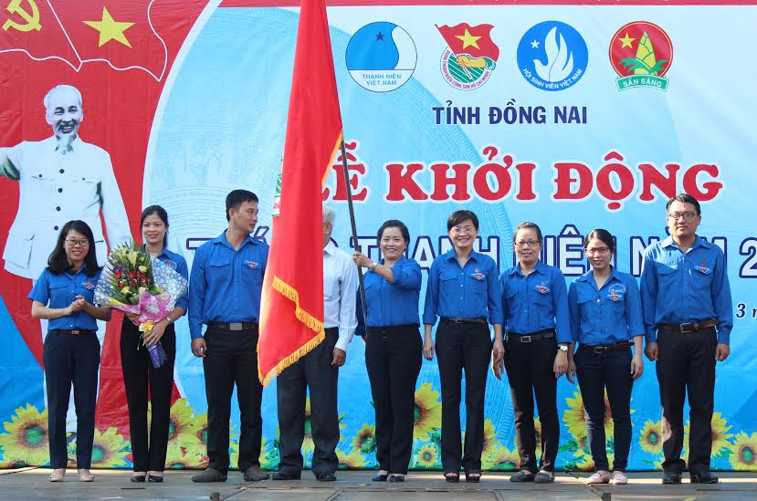 Bí thư Tỉnh đoàn Bùi Thị Bích Thủy trao cờ lệnh cho Ban chỉ đạo Tháng Thanh niên