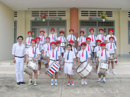 Cô giáo Nguyễn Thị Kim Hoa (bìa trái) đang hướng dẫn kỹ năng công tác Đội cho học sinh và các tổng phụ trách Đội.