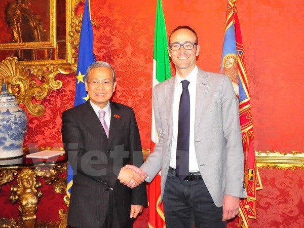 Ambassador Cao Chinh Thien (L) and Veneto region’s Minister Federico Caner