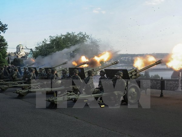 Binh sỹ Serbia bắn đại bác trong lễ kỷ niệm Ngày chiến thắng phátxít tại Belgrade ngày 8/5/2015. (Nguồn: AFP/TTXVN)