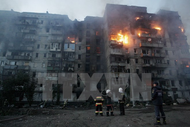 Một tòa nhà chung cư ở Donetsk, miền đông Ukraine bị trúng đạn pháo trong cuộc đụng độ giữa quân đội chính phủ và lực lượng ly khai ngày 10/10. (Ảnh: Reuters/TTXVN)