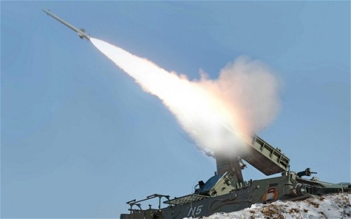 Tên lửa tầm ngắn được phóng ra vùng biển Triều Tiên. Ảnh: KCNA