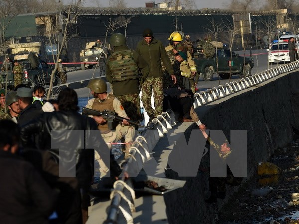 Nhân viên an ninh Afghanistan tại hiện trường một vụ nổ. (Nguồn: AFP/TTXVN)