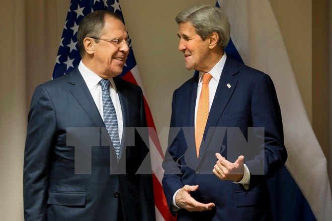 Ngoại trưởng Nga Sergei Lavrov (trái) và người đồng cấp Mỹ John Kerry thảo luận về việc thực thi thỏa thuận ngừng bắn tại Syria. (Nguồn: AFP/TTXVN)