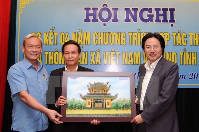 VND General Director Nguyen Duc Loi (middle) and Secretary Nguyen Phu Cuong (L) 