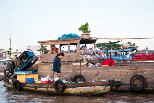 Mobile restaurants on Hau Giang River