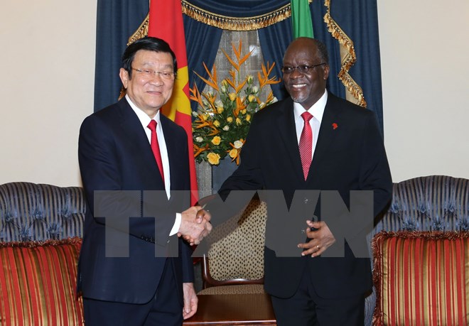 Tổng thống nước Cộng hòa Thống nhất Tanzania John Magufuli đón Chủ tịch nước Trương Tấn Sang. (Ảnh: Nguyễn Khang/TTXVN)