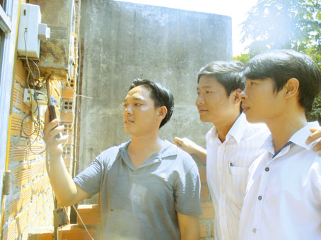 Bí thư Chi đoàn ấp 3, xã Bình Lộc Trương Đình Thống (bìa trái) giới thiệu mô hình tưới nước tự động do anh sáng chế.