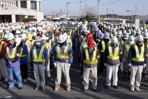 Khoảnh khắc mặc niệm các nạn nhân trong thảm họa kép động đất sóng thần năm 2011 của công nhân Nhật Bản. Ảnh: Reuters/Kyodo