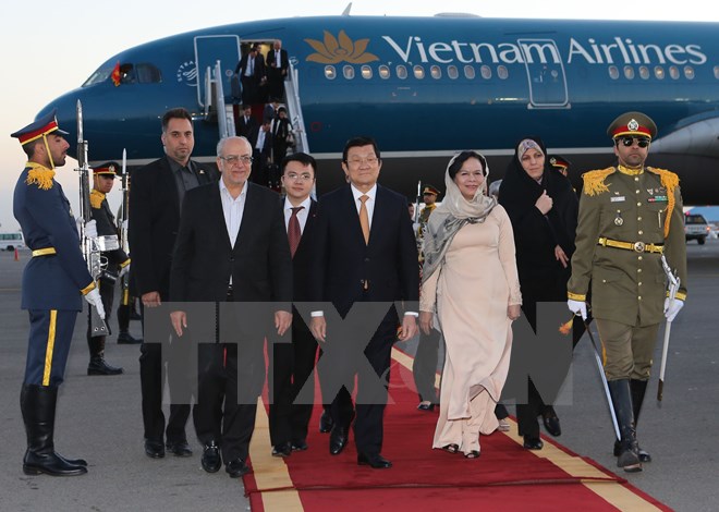 Bộ trưởng Nội các Iran đón Chủ tịch nước Trương Tấn Sang tại sân bay quốc tế Mehrabad ở thủ đô Tehran. (Ảnh: Nguyễn Khang/TTXVN)